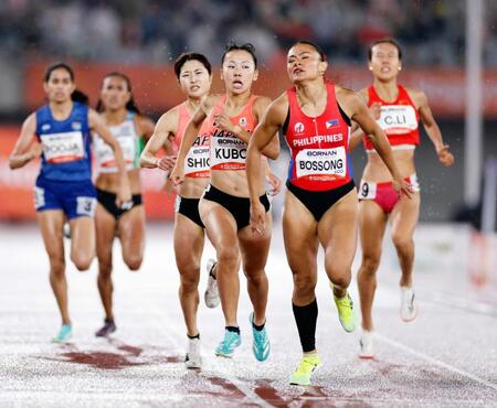 女子８００メートル決勝　ゴールする（右３人目から）久保凜、塩見綾乃