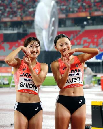 女子８００メートル決勝を終え、ポーズをとる久保凜（右）と塩見綾乃