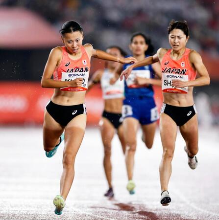 女子８００メートル決勝　ゴールする久保凜（左）と塩見綾乃（右）