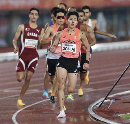 男子８００メートル、序盤からレースを引っ張る落合晃（撮影・伊藤笙子）