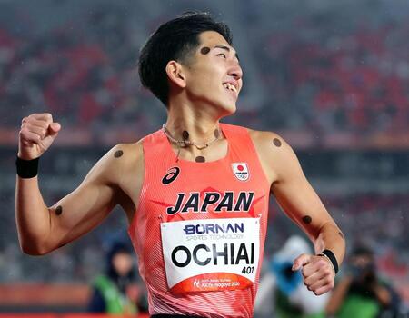 男子８００メートルで金メダルを獲得し、喜ぶ落合晃