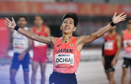 男子８００メートルで金メダルを獲得した落合晃（中央）