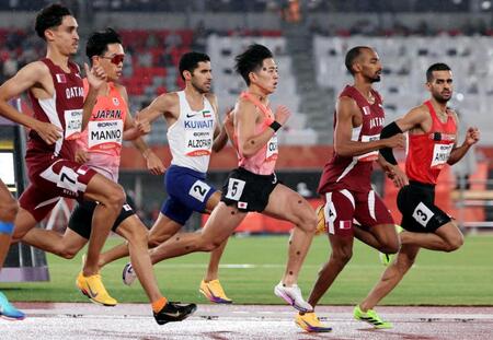 男子８００メートル決勝　力走する落合晃（中央）