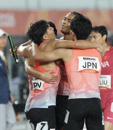 男子４×４００メートルリレーを制した日本（撮影・伊藤笙子）