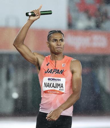 男子４×４００メートルリレーを制し、右手を突き上げる最終走者の中島佑気ジョセフ（撮影・伊藤笙子）