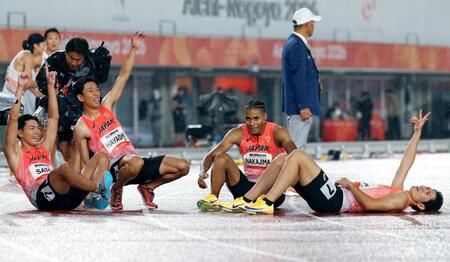 男子１６００メートルリレーで優勝し、喜ぶ日本の（手前左から）佐藤風雅、林申雅、中島佑気ジョセフ、今泉堅貴