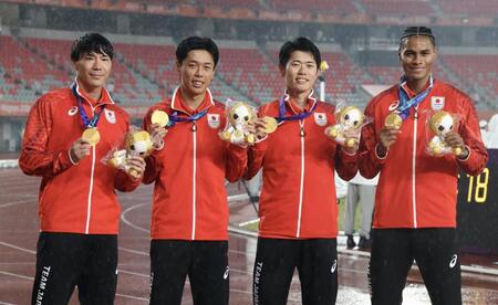 男子４×４００メートルで金メダルを獲得した佐藤風雅、林申雅、今泉堅貴、中島佑気ジョセフ（撮影・伊藤笙子）