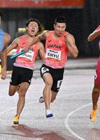 男子４００メートルリレー決勝　第２走者の小室歩久斗（左）からバトンを受ける第３走者の桐生祥秀　