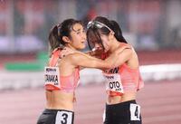 女子５０００メートルを終え、健闘をたたえ合う田中希実（左）と山本有真