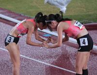女子５０００メートル　ゴールし健闘をたたえ合う田中希実（左）と山本有真
