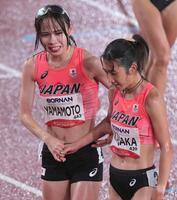 女子５０００メートル　ゴールし健闘をたたえ合う山本有真（左）と田中希実