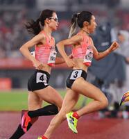 女子５０００メートル決勝　力走する田中希実㊨と山本有真