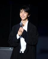 笑顔を見せる羽生結弦さん（撮影・石井剣太郎）