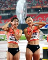 女子８００メートル決勝を終え、ポーズをとる久保凜（右）と塩見綾乃