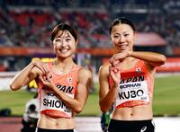 女子８００メートル決勝を終えた久保凜（右）と塩見綾乃