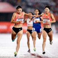 女子８００メートル決勝　ゴールする久保凜（左）と塩見綾乃（右）