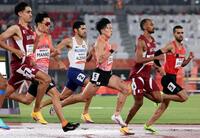 男子８００メートル決勝　力走する落合晃（中央）