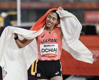 男子８００メートルで優勝し、日の丸を手に笑顔を見せる落合晃