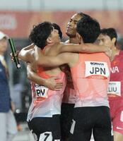 男子４×４００メートルリレーを制した日本（撮影・伊藤笙子）