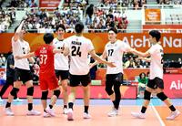 カザフスタンに勝利し、喜ぶ日本の選手たち