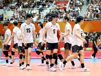 カザフスタンに勝利し、喜ぶ日本の選手たち