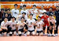 カザフスタンに勝利し、記念撮影する日本の選手ら