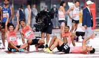 男子１６００メートルリレーで金メダルを獲得し、喜ぶ（手前左から）佐藤風雅、林申雅、中島佑気ジョセフ、今泉堅貴