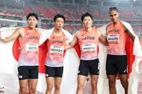 男子４×４００メートルで金メダルを獲得した佐藤風雅、林申雅、今泉堅貴、中島佑気ジョセフ（撮影・伊藤笙子）