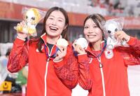 女子１００メートル障害で金メダルを獲得した福部真子（左）と銀メダルの中島ひとみ＝２８日