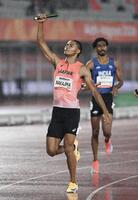 男子１６００メートルリレーで優勝し、拳を突き上げるアンカーの中島佑気ジョセフ