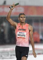 男子１６００メートルリレーで優勝し、ポーズをとるアンカーの中島佑気ジョセフ