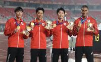 男子４×４００メートルで金メダルを獲得した佐藤風雅、林申雅、今泉堅貴、中島佑気ジョセフ（撮影・伊藤笙子）
