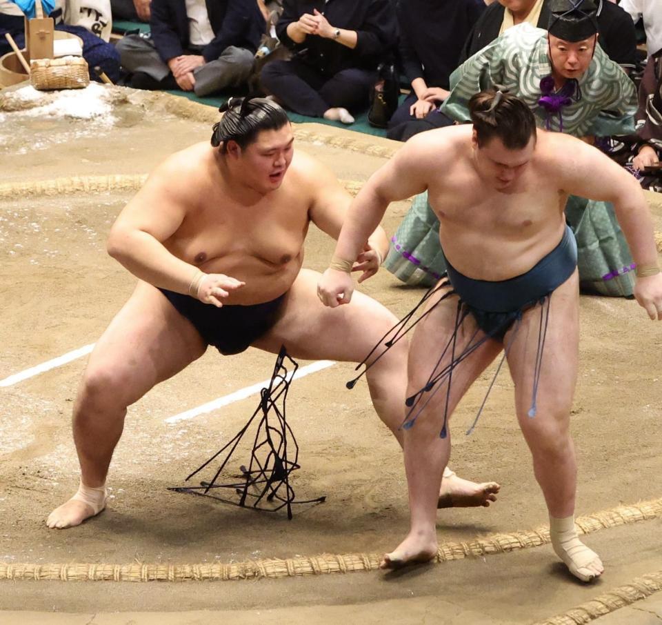 千秋楽、安青錦（右）を突き出しで破る大の里＝２７日