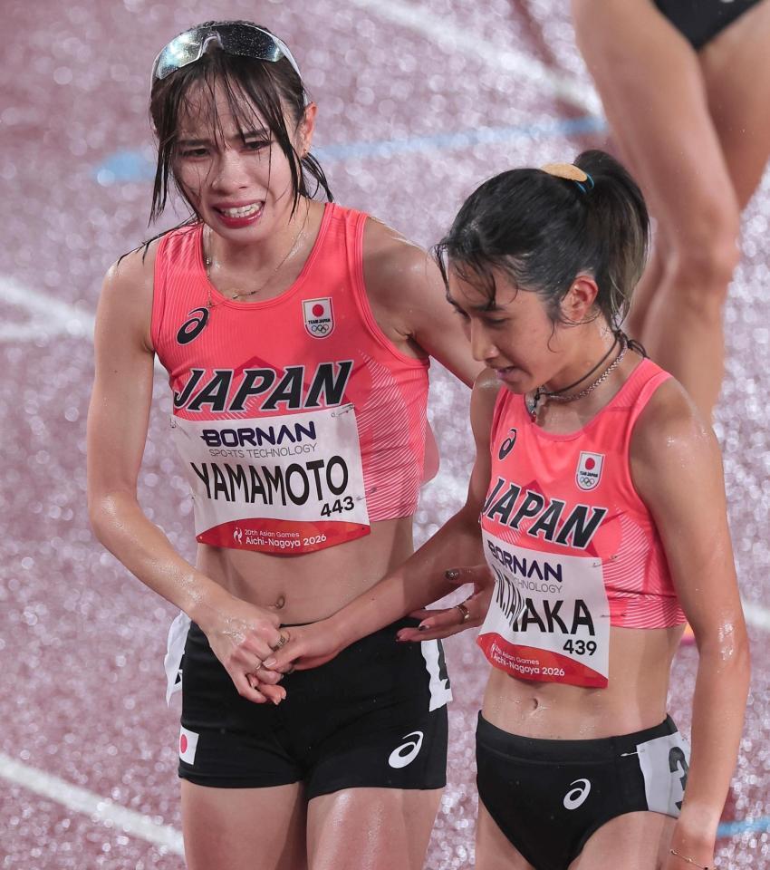 女子５０００メートル　ゴールし健闘をたたえ合う山本有真（左）と田中希実