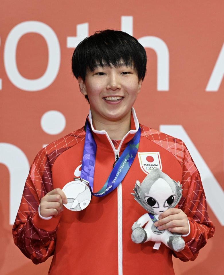 女子シングルスで銀メダルに輝き、表彰台で笑顔を見せる山口茜
