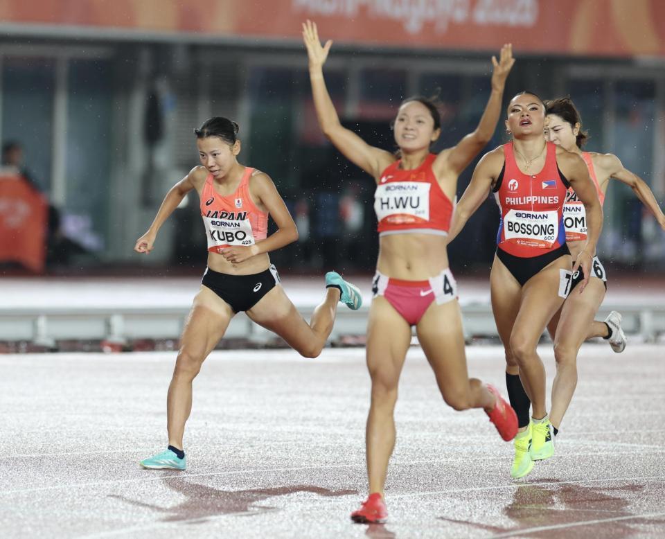 女子８００メートル、４位でゴールした久保凛（撮影・伊藤笙子）