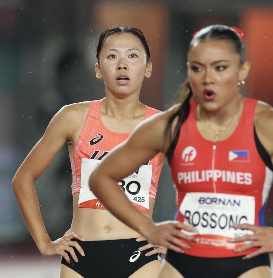 女子８００メートル、４位でゴールした久保凛（撮影・伊藤笙子）