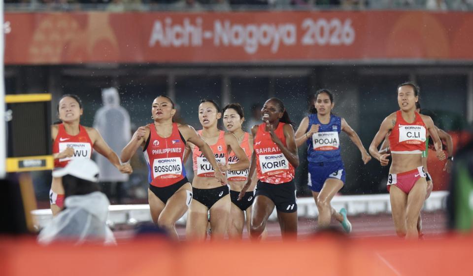 女子８００メートル、力走する久保凛ら（撮影・伊藤笙子）