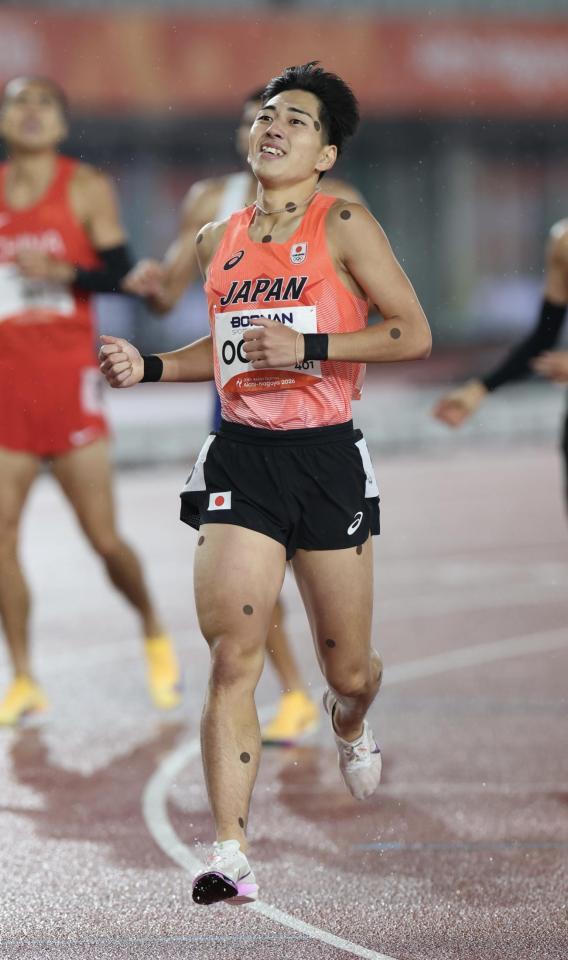 男子８００メートルを制し、金メダルを獲得した落合晃（撮影・伊藤笙子）