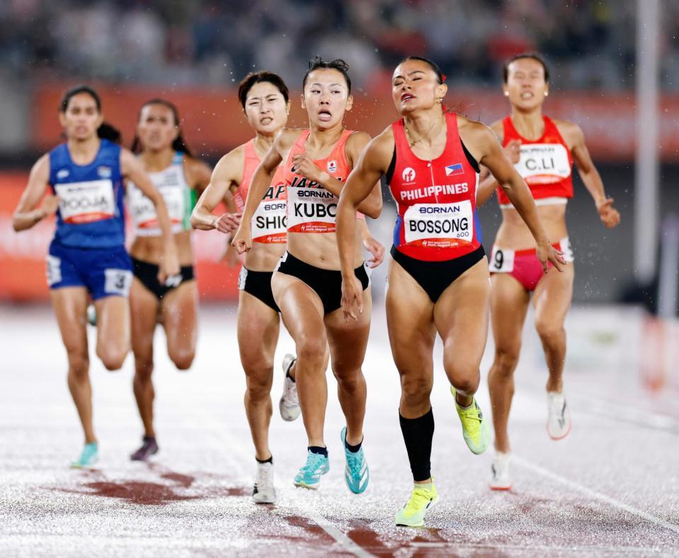 女子８００メートル決勝　ゴールする（右３人目から）久保凜、塩見綾乃