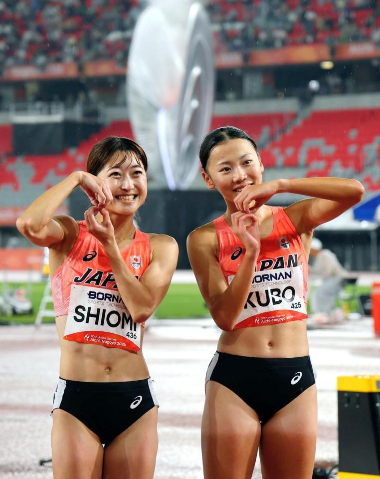 女子８００メートル決勝を終え、ポーズをとる久保凜（右）と塩見綾乃