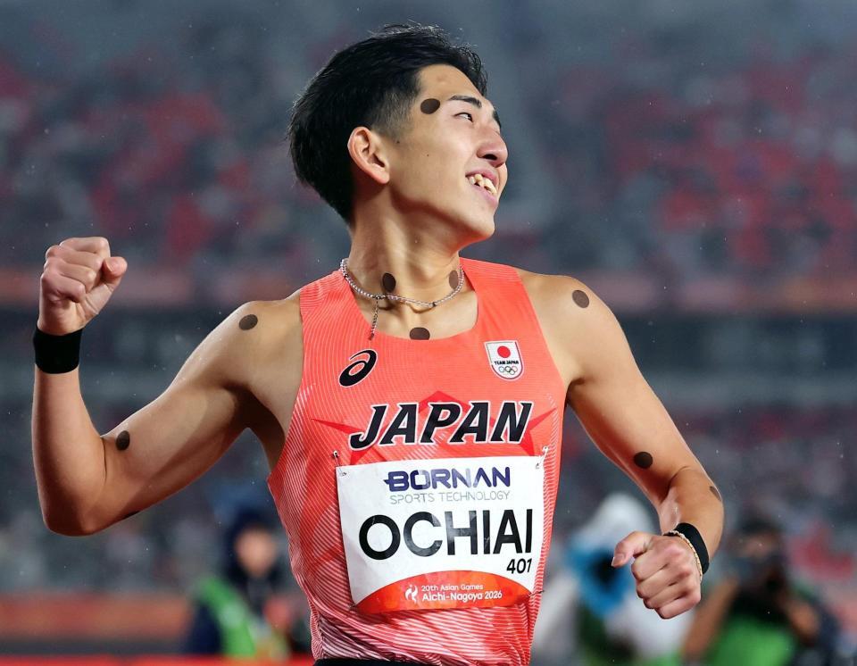 男子８００メートルで金メダルを獲得し、喜ぶ落合晃