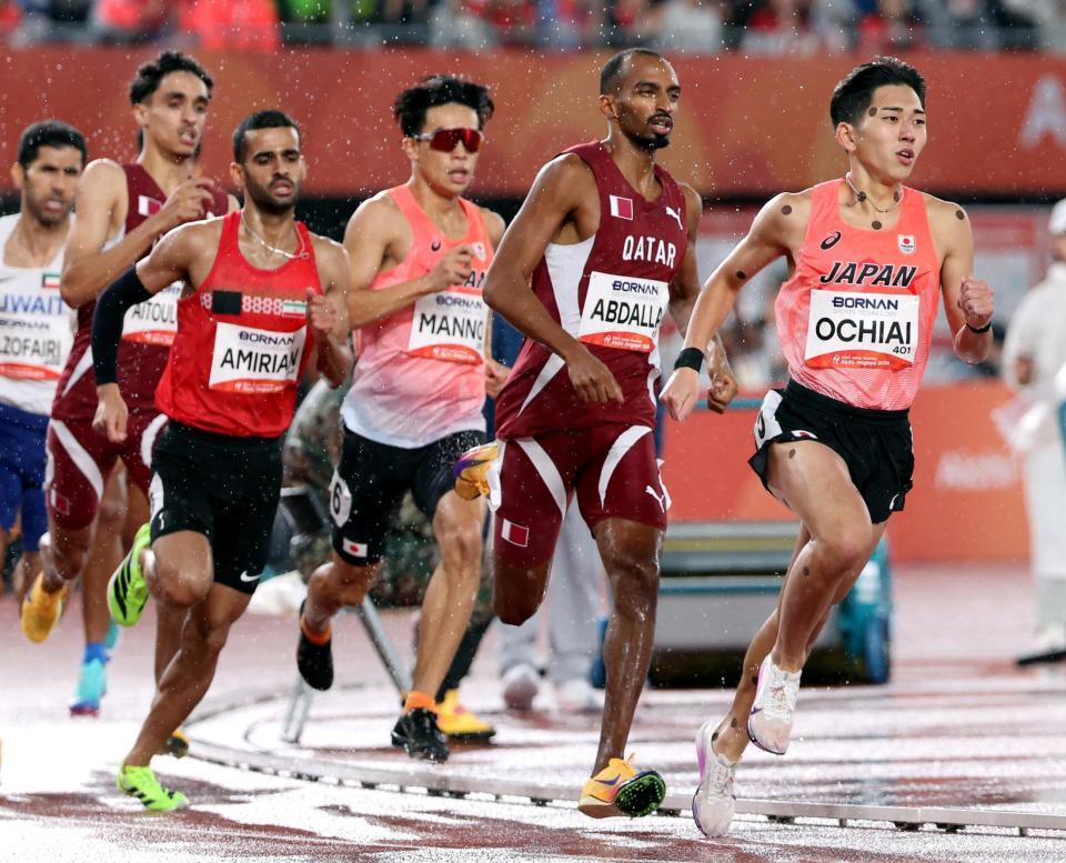 男子８００メートル決勝　力走する落合晃（右端）