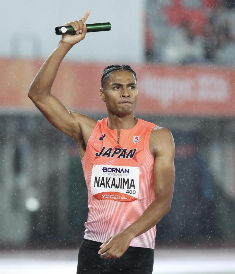 男子４×４００メートルリレーを制し、右手を突き上げる最終走者の中島佑気ジョセフ（撮影・伊藤笙子）