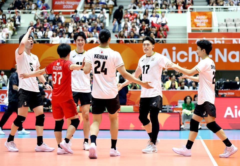 カザフスタンに勝利し、喜ぶ日本の選手たち