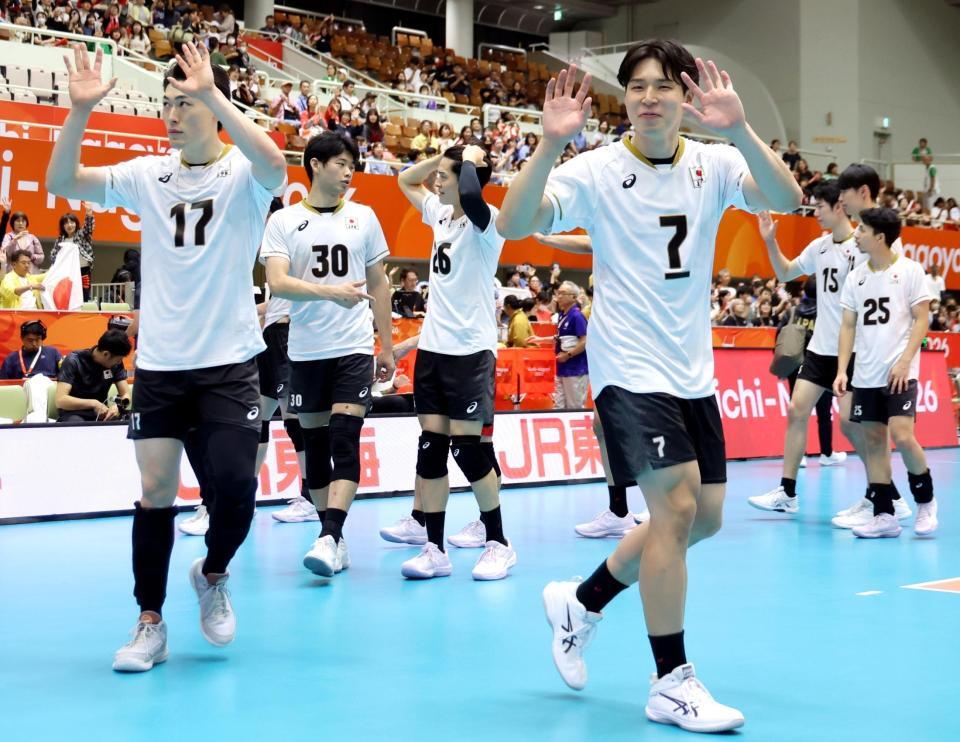 カザフスタンに勝利し、歓声に応える日本の選手たち