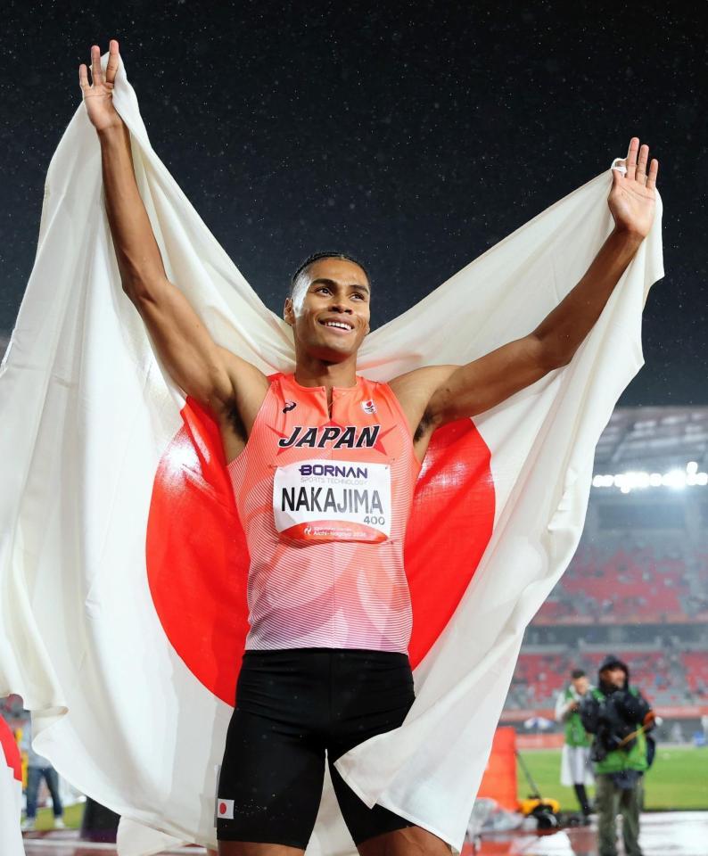 男子１６００メートルリレーで優勝し、歓声に応える中島佑気ジョセフ