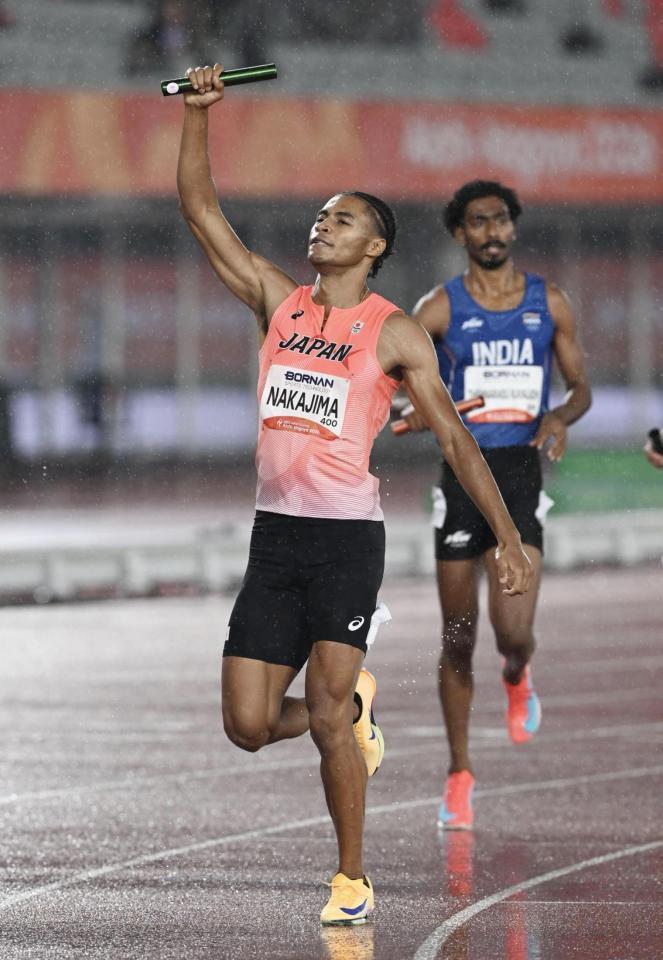 男子１６００メートルリレーで優勝し、拳を突き上げるアンカーの中島佑気ジョセフ