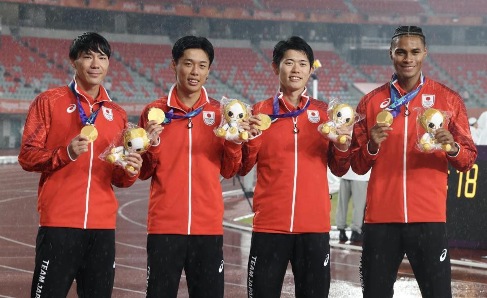 男子４×４００メートルで金メダルを獲得した佐藤風雅、林申雅、今泉堅貴、中島佑気ジョセフ（撮影・伊藤笙子）