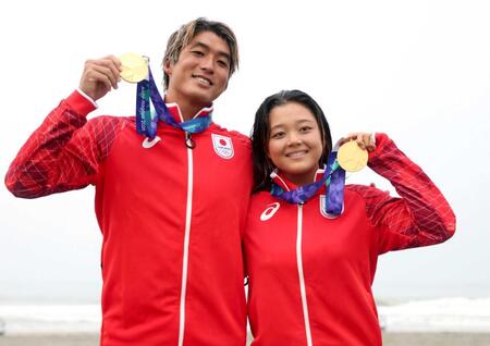 　金メダルを獲得した五十嵐カノア（左）と池田美来